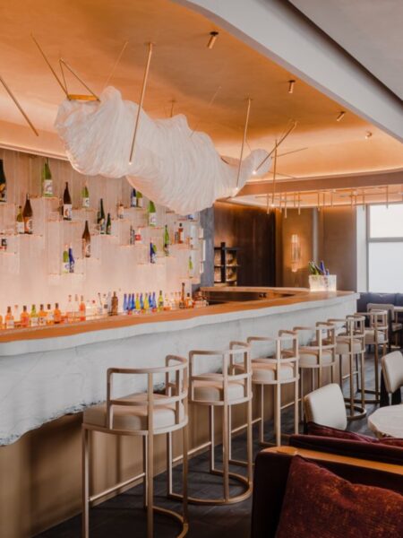 Gdzie napić się sake w Warszawie? Odkrywamy cztery adresy, które przeniosą cię prosto do Japonii