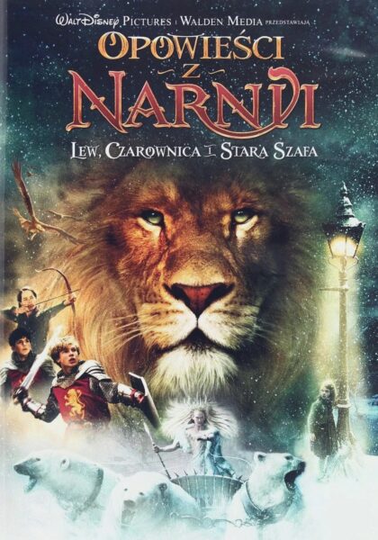 Plakat filmu "Opowieści z Narnii: Lew, Czarownica i Stara Szafa" przedstawia Aslana, majestatycznego lwa, którego twarz dominuje na tle zimowego, zaśnieżonego lasu. Jest to idealny film fantasy dla całej rodziny, łączący epicką walkę dobra ze złem z magią. Wokół lwa widać postacie dzieci (Pevensie), Białą Czarownicę na saniach ciągniętych przez niedźwiedzie polarne oraz słynną latarnię.