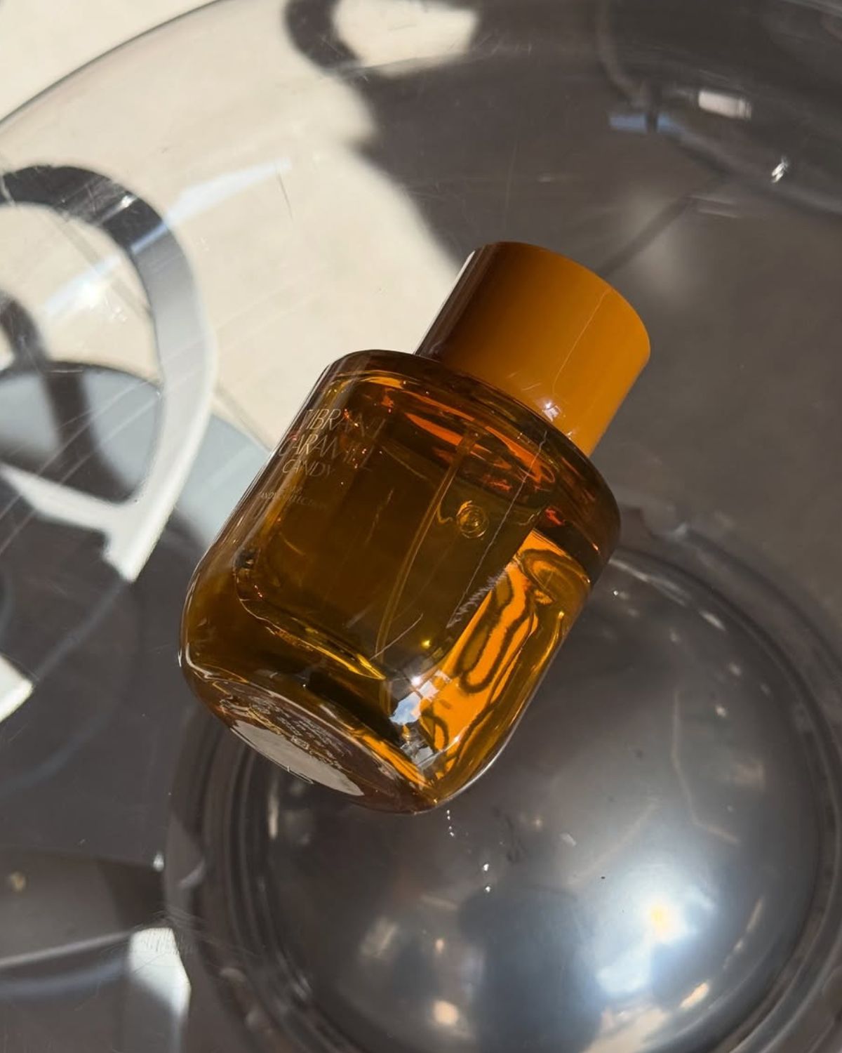 Perfumy pachnące słodyczami z Zary – najlepsze zapachy gourmand 2025, które pokocha każda miłośniczka wanilii i karmelu