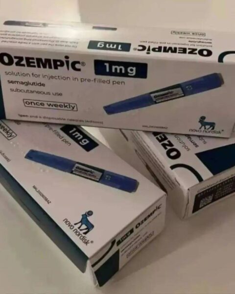 Zbliżenie na trzy kartonowe opakowania leku Ozempic 1 mg (semaglutyd) w formie wstrzykiwaczy do wstrzykiwań podskórnych, produkowanego przez Novo Nordisk.