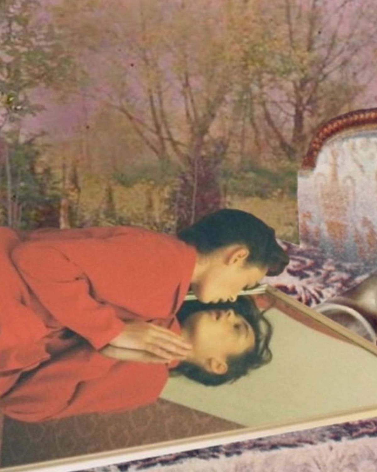 Kolaż w stylu vintage: Kobieta w eleganckim, czerwonym garniturze pochyla się nad lustrem, zamyślona nad swoim odbiciem. Tło stanowi oniryczny, różowo-zielony leśny krajobraz. Całość symbolizuje autoanalizę, archetyp Wenus i kobiece wartości w kontekście duchowej przemiany, nawiązując do metaforycznego znaczenia, jakie niesie ze sobą portal 11.11.