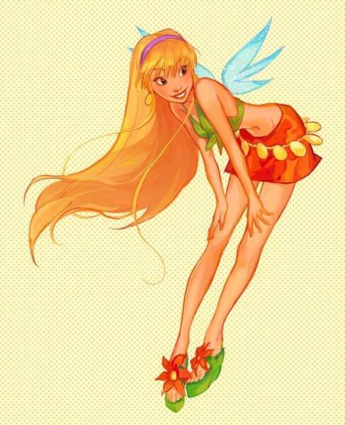 Cyfrowa ilustracja Stelli, Wróżki Słońca z Winx Club, w swoim oryginalnym stroju. Ma długie, pomarańczowe włosy, zielony top i pomarańczową spódniczkę ozdobioną dużymi, żółtymi elementami przypominającymi kwiaty. Na głowie ma fioletową opaskę, a na nogach zielone sandały z pomarańczowymi kwiatami. Stella pochyla się, patrząc wprost i uśmiechając się. Posiada małe, błękitne skrzydła i stoi na jasnym, żółtym tle w kropki.