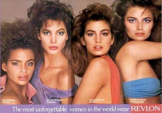 Christy Turlington, Cindy Crawford, Kersti Börjars, Paulina Porizkova: Kultowa reklama Revlon, zwiastująca erę supermodelek, która miała zdominować lata 90. To grupowe zdjęcie ukazuje, jak przyszłe ikony modelingu, w tym Turlington i Crawford, już na wczesnym etapie budowały swoją rozpoznawalność.