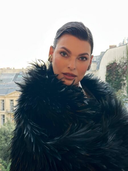 Linda Evangelista: Współczesny portret jednej z najbardziej znanych supermodelek lat 90., ubranej w efektowne, czarne boa z piór i duże, złote kolczyki. Zdjęcie to ukazuje jej niezmienną, dramatyczną estetykę i udowadnia, że ikona, która kiedyś mówiła, że „nie wstaje za mniej niż dziesięć tysięcy dolarów dziennie”, wciąż ma ogromny wpływ na świat mody.