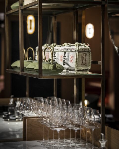 Gdzie napić się sake w Warszawie? Odkrywamy cztery adresy, które przeniosą cię prosto do Japonii