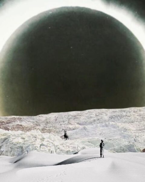 Surrealistyczny kolaż. Na pierwszym planie maleńka, samotna postać w ciemnym ubraniu stoi na pofałdowanej, białej wydmie lub pustyni. Tuż za nią rozciąga się popękany, lodowy krajobraz. W centrum, na tle lodu, widoczna jest mała sylwetka kozicy (symbol Koziorożca). Całość dominuje ogromny, niemal czarny, idealnie gładki glob (Księżyc w nowiu), zajmujący górną część kadru. Atmosfera dążenia do celu i minimalizmu.