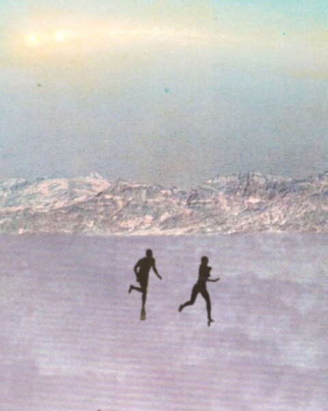 Pastelowy, surrealistyczny kolaż w błękitno-fioletowych odcieniach. Na pierwszym planie, w dolnej części kadru, dwie ciemne, rozmyte sylwetki ludzi biegną przez rozległy, śnieżny lub lodowy krajobraz. W oddali widoczne są majestatyczne, ośnieżone góry. Nad horyzontem, na jasnym niebie, delikatnie świeci rozmazany obiekt przypominający kometę lub smużkę światła. Kompozycja budzi skojarzenia z podróżą, dążeniem do celu i kosmiczną tajemnicą.