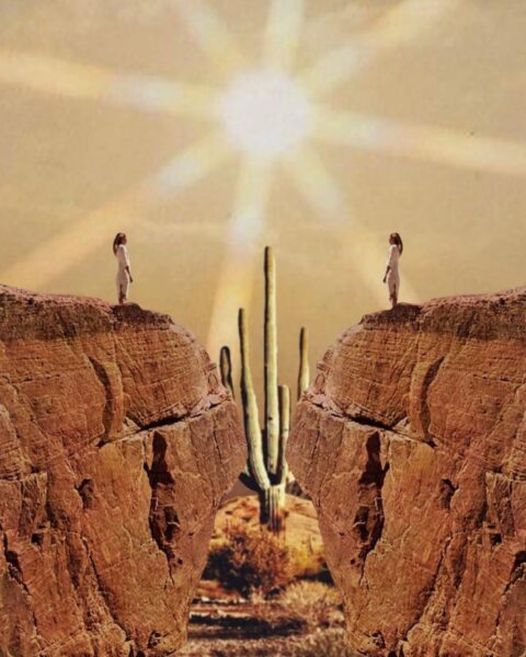 Symetryczny, ciepły kolaż w odcieniach pomarańczu i beżu, ilustrujący koncepcję Bliźniaczych Płomieni. Dwie postacie w białych szatach stoją na krawędziach rozdzielonych, skalistych klifów, spoglądając na siebie i na intensywnie świecące słońce u góry. Pomiędzy klifami, w tle pustynnego krajobrazu, widoczny jest strzelisty kaktus. Scena symbolizuje rozdzielenie, ale i duchowe połączenie dwóch dusz.