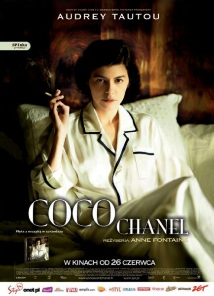 Polski plakat filmowy do filmu "Coco Chanel". Centralną postacią jest aktorka Audrey Tautou jako Coco Chanel, ubrana w białą jedwabną piżamę z czarną lamówką. Siedzi na łóżku, patrzy wprost na widza i trzyma w prawej ręce papierosa. Na plakacie widnieje tytuł "COCO CHANEL" oraz informacja "REŻYSERIA ANNE FONTAINE" i data premiery "W KINACH OD 26 CZERWCA".
