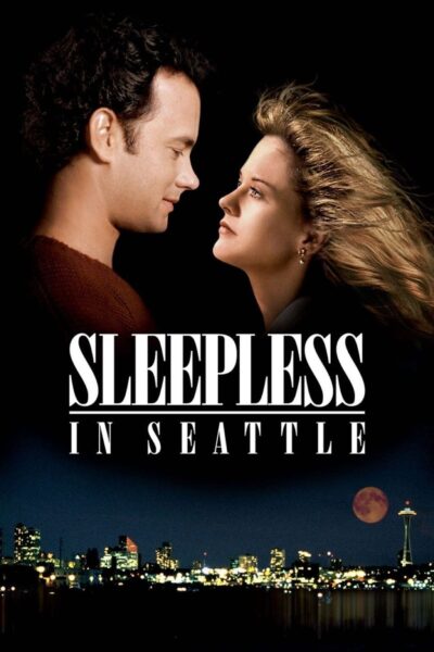 Plakat kultowej komedii romantycznej "Sleepless in Seattle". U góry Tom Hanks i Meg Ryan patrzą na siebie z uczuciem, a ich twarze są oświetlone ciepłym światłem. Film ten jest uważany za jeden z klasycznych romansów, które musisz zobaczyć, i zdefiniował gatunek na początku lat 90. Na dole plakatu widoczna jest nocna panorama Seattle ze słynnym Space Needle i pełnią księżyca.