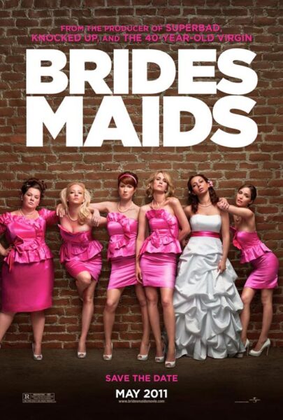 Plakat kultowego filmu na poprawę humoru "Druhny" (Bridesmaids) z 2011 roku. Sześć głównych aktorek (w tym Kristen Wiig) stoi na tle ceglanej ściany: panna młoda w białej sukni i pięć druhen w kiczowatych, różowych sukienkach. Ich komiczne pozy i miny zapowiadają świetną komedię.