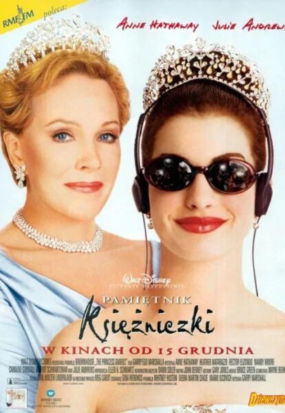 Plakat filmu na poprawę humoru "Pamiętnik księżniczki" (The Princess Diaries). Po lewej stronie uśmiecha się Julie Andrews jako Królowa Clarisse, nosząca elegancką diamentową tiarę i naszyjnik. Po prawej, Anne Hathaway jako Mia Thermopolis, ma na głowie tiarę, ale nosi też duże, ciemne okulary przeciwsłoneczne i słuchawki, uśmiechając się szeroko, co symbolizuje jej przemianę.