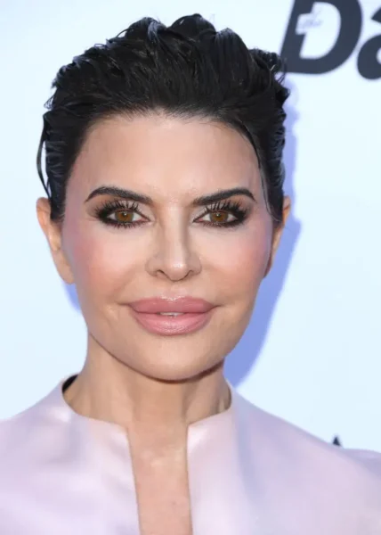 Neutralne, jasne tło, podkreślające naturalne piękno i miękkie światło.