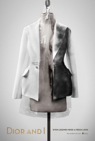 Plakat filmowy do filmu dokumentalnego "Dior i ja". Na jasnoszarym tle widoczny jest manekin krawiecki z ubraną na nim marynarką. Żakiet jest podzielony na dwie kontrastujące połowy: czystą biel po lewej i zaciemnioną, niemal czarną po prawej. Manekin jest częściowo owinięty przezroczystą folią. Na dole plakatu widnieje złoty tytuł "DIOR AND I".