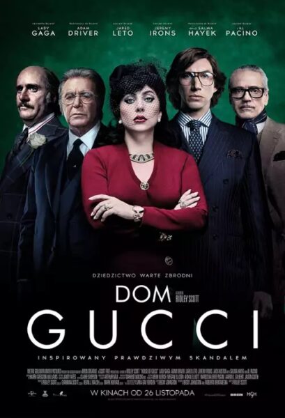 Polski plakat filmowy do filmu "Dom Gucci". Na ciemnozielonym tle widoczna jest centralna grupa pięciu postaci w eleganckich strojach. W centrum stoi Lady Gaga (jako Patrizia Reggiani) ubrana w czerwoną sukienkę i czarny kapelusz z woalką. Otaczają ją czterej mężczyźni w garniturach (m.in. Adam Driver, Al Pacino i Jared Leto). Nad postaciami widnieją nazwiska aktorów. Poniżej znajduje się duży tytuł "DOM GUCCI" oraz hasło "DZIEDZICTWO WARTE ZBRODNI".