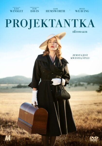 Plakat (lub okładka DVD) do filmu "Projektantka" (The Dressmaker). Kate Winslet stoi na suchym, otwartym polu z pagórkami w tle, ubrana w elegancki, ciemny płaszcz, białe rękawiczki i jasny, szeroki kapelusz. Trzyma w rękach drewnianą walizkę maszyny do szycia. U góry plakatu widnieje tytuł "PROJEKTANTKA", nazwiska aktorów oraz hasło "ZEMSTA JEST KWESTIĄ STYLU".