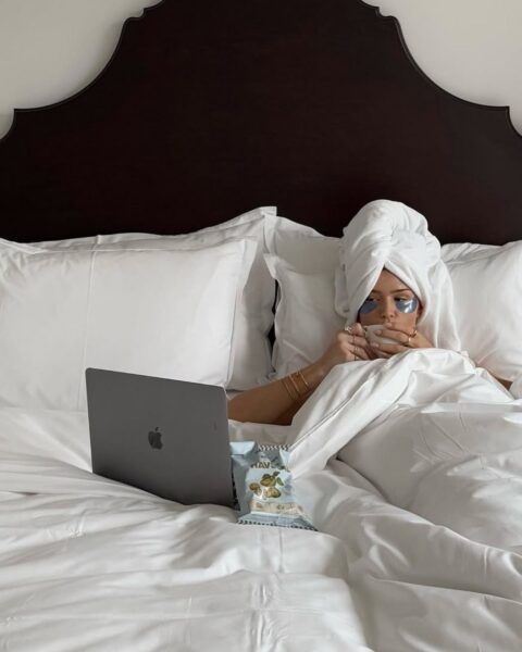 Filmy na&nbsp;sylwestra 2025 – stylowe kino o&nbsp;emocjach, modzie i&nbsp;nowym początku