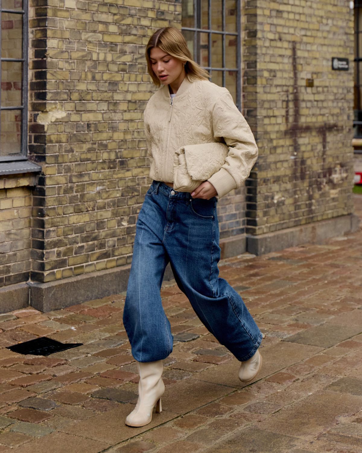 Modne jeansy 2026 – wracają rurki? Jakie kroje naprawdę będą rządzić i jak wybrać model idealny dla siebie?