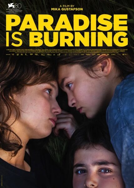 Skandynawskie filmy na weekend często skupiają się na emocjach i relacjach – plakat „Paradise Is Burning” pokazuje trzy dziewczynki leżące blisko siebie, wpatrzone w siebie i w obiektyw. Intymny kadr podkreśla temat siostrzanej więzi, dorastania i napięcia, które narasta pod pozornie spokojną powierzchnią.