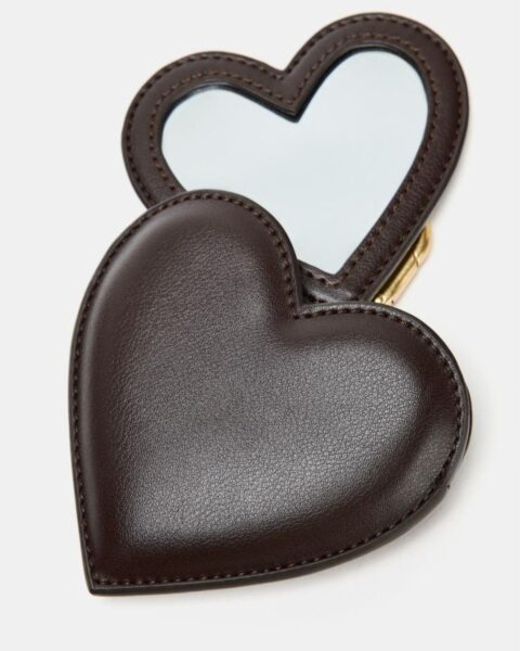 Kieszonkowe lusterko w kształcie serca, oprawione w brązową ekoskórę. Elegancki i praktyczny dodatek do torebki dla kobiety z klasą, idealny jako drobny prezent urodowy.