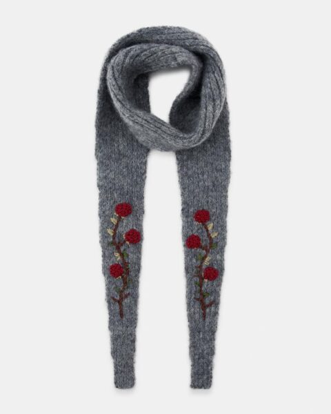 Długi, szeroki szalik w kolorze popielatym z grubym ściegiem, z haftem w stylu róży. Modny i ciepły dodatek zimowy, akcesoria idealne na prezent dla eleganckiej kobiety, stylizacje na mroźne dni.