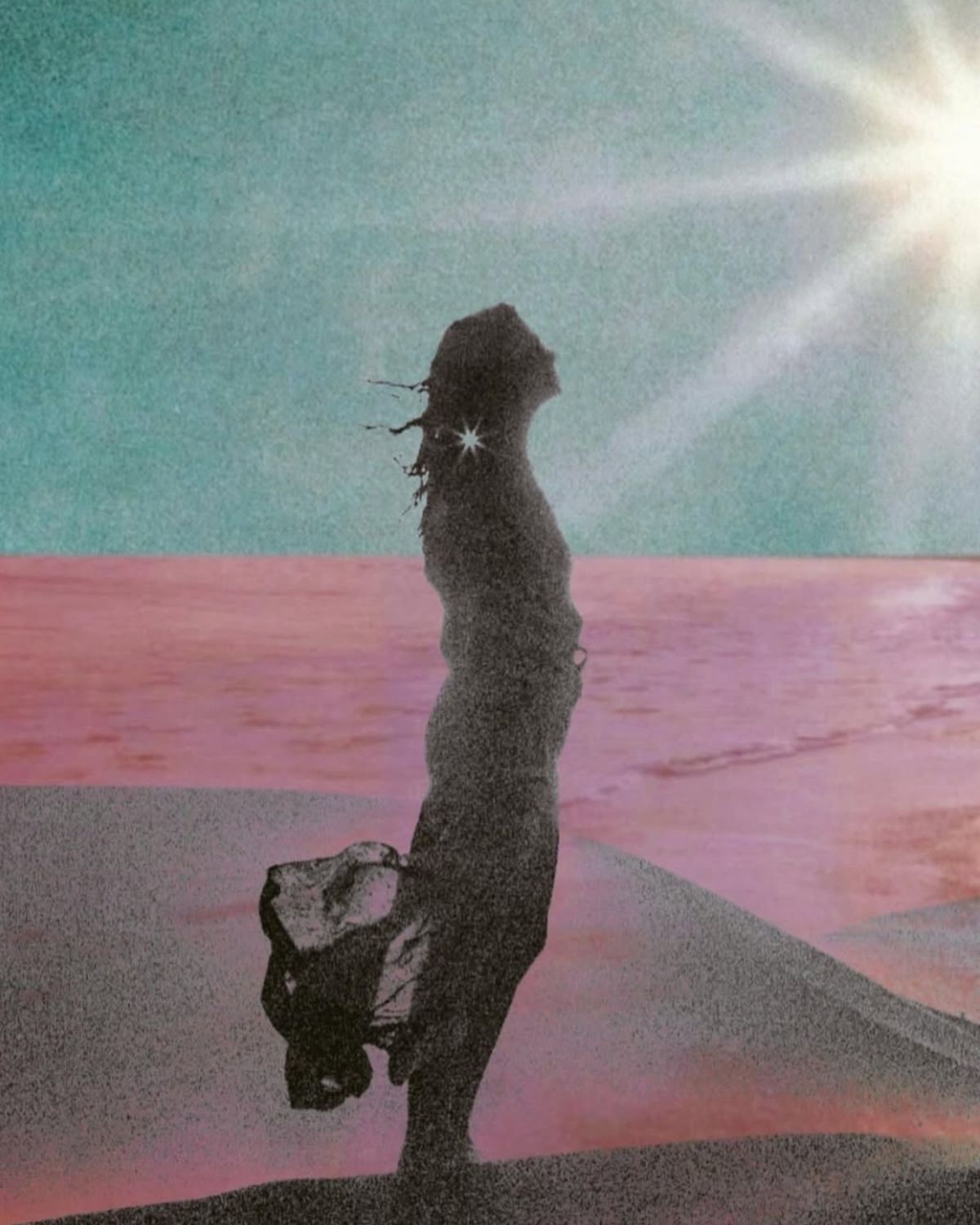 Sylwetka kobiety stojącej na piaszczystej wydmie lub plaży o zachodzie lub wschodzie słońca, patrząca w górę i w prawo w kierunku mocnego, białego blasku słońca lub gwiazdy. W tle horyzont oddziela turkusowo-niebieskie niebo od bladoróżowego lub fioletowego morza. Zdjęcie ma ziarnistą, vintage'ową estetykę, z postrzępionymi krawędziami sylwetki. Tło wydaje się być częścią grafiki ilustrującej przejście z roku 9 na 1 i ma eteryczny, oniryczny nastrój.