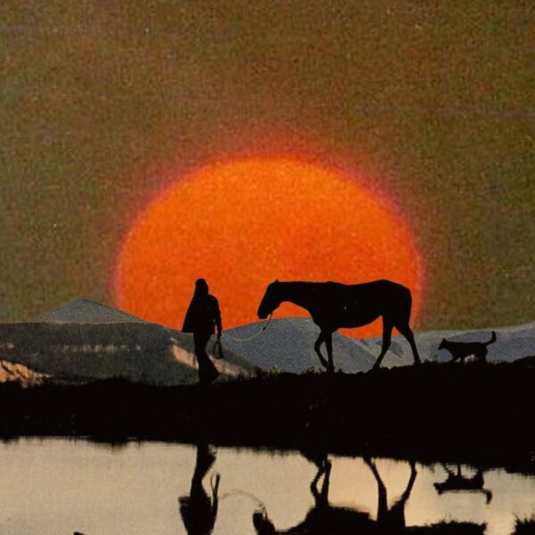 Surrealistyczna grafika o ziarnistej fakturze, przedstawiająca osobę prowadzącą jasne zwierzę (konia lub wilka) przez pustynną drogę. Nad pomarańczowo-czerwonym krajobrazem dominuje gigantyczna, różowo-fioletowa, prześwietlona planeta, sugerująca ekstremalne warunki świetlne. Intensywna kolorystyka ognia nawiązuje do Roku Ognistego Konia 2026.