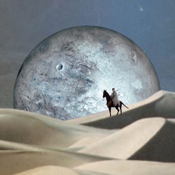 Artystyczny kolaż przedstawiający sylwetkę jeźdźca na ciemnym koniu, przemierzającego piaszczyste wydmy w pierwszej połowie kadru. Nad nim, na ciemnym niebie, góruje gigantyczny szary dysk z kraterami, stylizowany na powierzchnię odległej planety. Obraz buduje atmosferę pustynnej, futurystycznej wędrówki, z koniem jako symbolem podróży.
