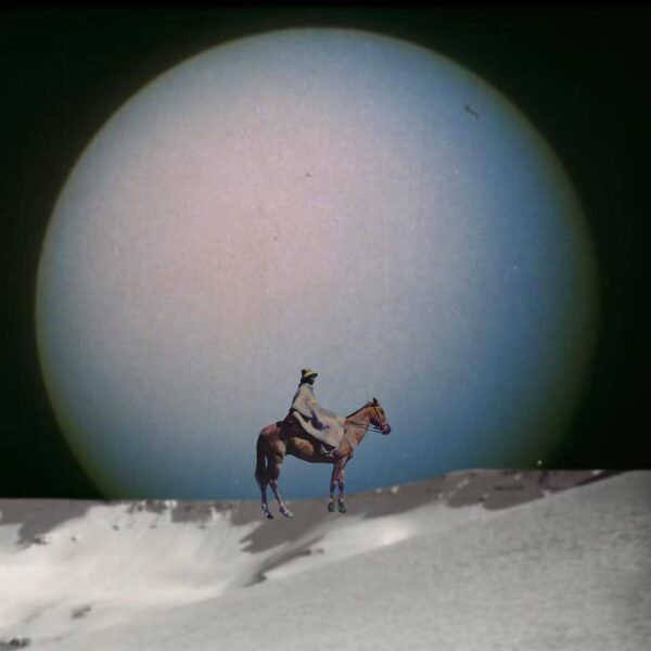Surrealistyczny kolaż przedstawiający samotnego jeźdźca na brązowym koniu, na szczycie ośnieżonego wzgórza w dolnej części kadru (czarno-białej). Całe tło dominuje ogromny, blady, błękitno-biały dysk, przypominający planetę lub księżyc. Kompozycja łączy motyw konia, zimowego krajobrazu i science fiction.