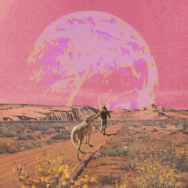 Surrealistyczny, ziarnisty kolaż. Osoba prowadząca jasnego konia (lub wilka) idzie piaszczystą, wiejską drogą, otoczoną suchą roślinnością i żółtymi kwiatami. W tle widoczne są czerwonobrązowe pustynne płaskowyże. Nad całą sceną dominuje gigantyczna, różowo-fioletowa, prześwietlona planeta lub słońce, wypełniające większą część nieba.