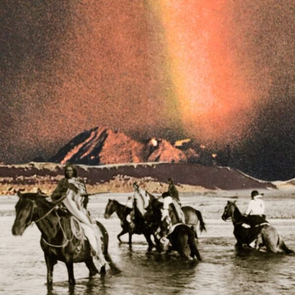 Artystyczne zdjęcie przedstawiające pięciu jeźdźców na koniach, brodzących w płytkiej wodzie. Postacie i konie utrzymane są w sepii lub czerni i bieli, a w tle widać ciemny masyw górski. Nad nimi rozciąga się dramatyczne, ziarniste niebo w intensywnych odcieniach czerwieni, pomarańczu i żółci, z efektem snopu światła lub prześwietlonej, starej kliszy.
