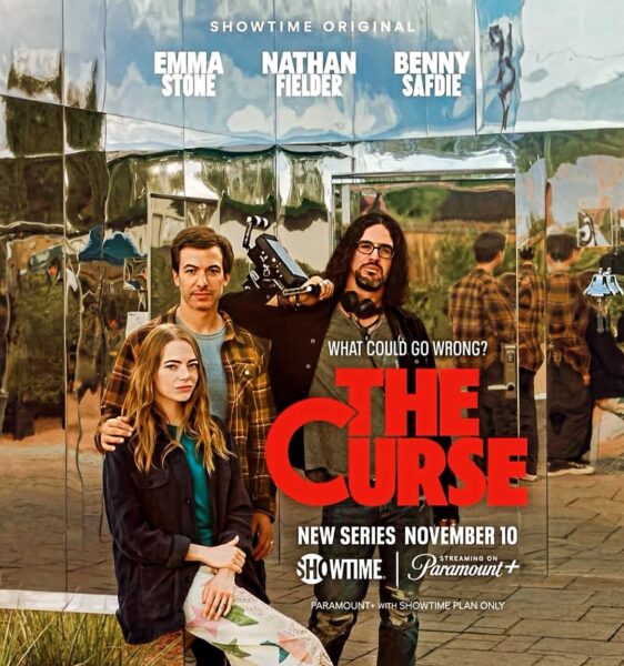 Plakat serialu „The Curse” przedstawia troje bohaterów stojących przed lustrzaną elewacją budynku, w tym kobietę siedzącą na pierwszym planie i dwóch mężczyzn stojących za nią. Na grafice widoczne są nazwiska aktorów oraz tytuł serialu zapisany dużymi, czerwonymi literami. To przykład materiału promocyjnego serialu do obejrzenia na raz, który przyciąga uwagę nietypową estetyką i wyraźnie sugeruje satyryczny charakter historii.