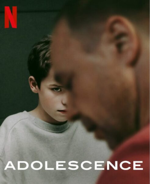 Kadr z serialu przedstawia chłopca siedzącego naprzeciw dorosłego mężczyzny, z wyraźnie napiętą i niepokojącą atmosferą między bohaterami. To przykład sceny, która dobrze pokazuje, dlaczego seriale do obejrzenia na raz potrafią wciągnąć widza emocjonalnie już od pierwszych minut. Skupienie na twarzach i relacji buduje intensywne napięcie bez zbędnych środków.