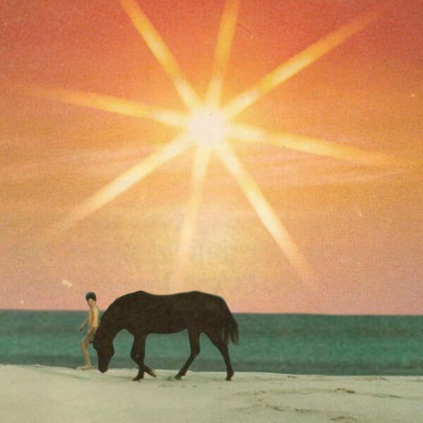 rtystyczna, ziarnista grafika przedstawiająca sylwetkę ciemnego konia i stojącego obok niego chłopca, idących brzegiem plaży. Woda jest turkusowa, a niebo dominuje intensywny, ciepły pomarańcz i czerwień, z centralnym, jasno świecącym słońcem w kształcie gwiazdy. Estetyka nawiązuje do roku ognistego konica 2026.