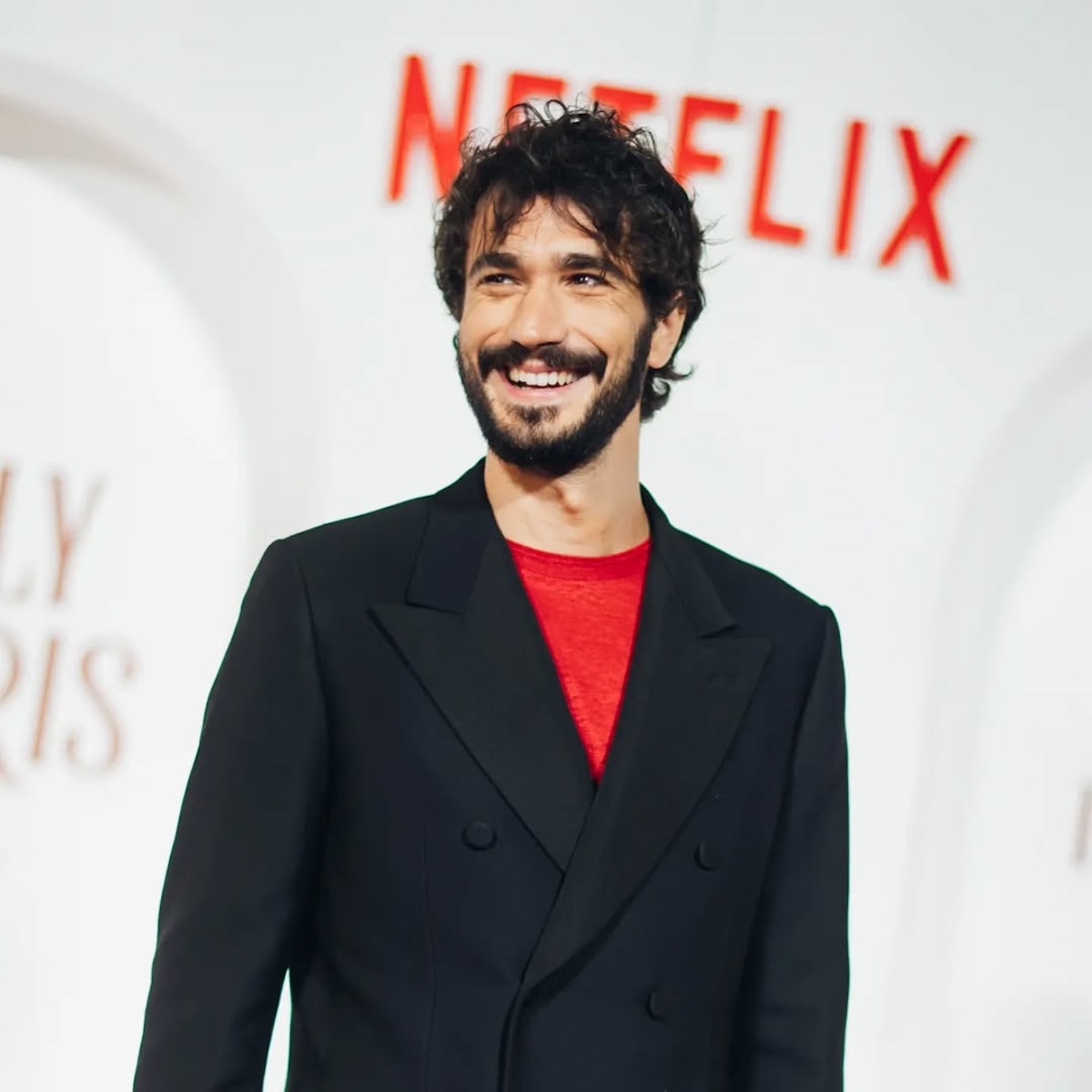 Eugenio Franceschini kto to: Mężczyzna uśmiechając się do publiczności podczas oficjalnej premiery.