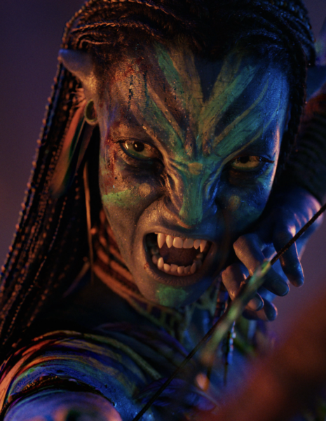 Avatar 3 zakończenie: Zbliżenie na postać Na’vi z uniwersum science fiction, o niebieskiej skórze pokrytej zielonymi i turkusowymi malunkami wojennymi, z odsłoniętymi kłami i napiętym wyrazem twarzy, trzymającą napięty łuk w dynamicznej, agresywnej pozie, oświetloną kontrastowym, kinowym światłem w ciepłych i chłodnych tonach.