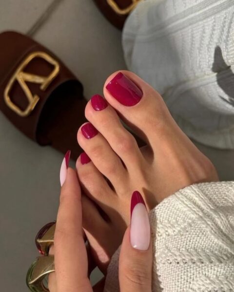 Zestaw czterech zdjęć prezentujących trendy w eleganckim pedicure i manikiurze. Głęboki, lśniący, żurawinowy pedicure w odcieniach bordo i wiśni, widoczny w kilku ujęciach, w tym na tle luksusowego obuwia i w towarzystwie pasującego lub kontrastowego manikiuru.