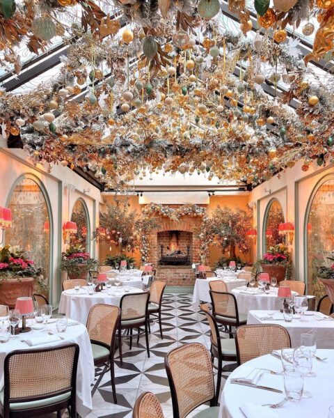 Restauracje otwarte w Wigilię 2025: Warszawa w święta. Gdzie zjeść w stolicy? Przestronna sala restauracyjna bogato udekorowana świątecznymi ozdobami tworzy wyjątkowy, uroczysty klimat idealny na Wigilię. Starannie nakryte stoły i ciepłe światło sprawiają, że wnętrze doskonale nadaje się na elegancką kolację 24 grudnia, spędzaną w spokojnej i odświętnej atmosferze.