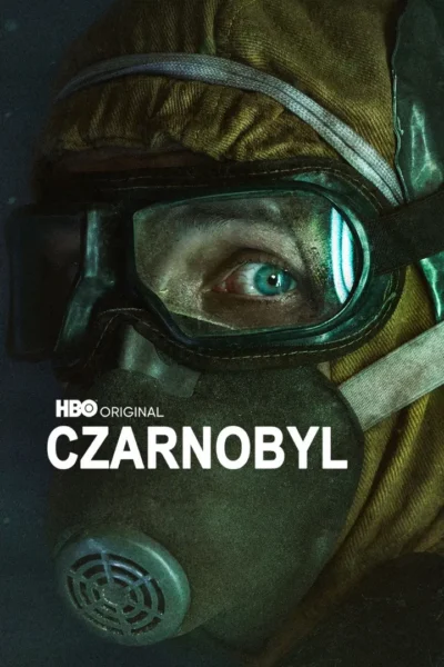 Plakat miniserialu „Czarnobyl” przedstawia mężczyznę w masce przeciwgazowej i ochronnym stroju, z wyraźnie widocznym okiem spoglądającym w stronę widza. Na grafice znajduje się logo HBO oraz tytuł serialu, a całość utrzymana jest w mrocznym, dusznym klimacie zagrożenia. To jeden z tych seriale do obejrzenia na raz, których ciężka atmosfera i intensywność sprawiają, że trudno oderwać się od ekranu.