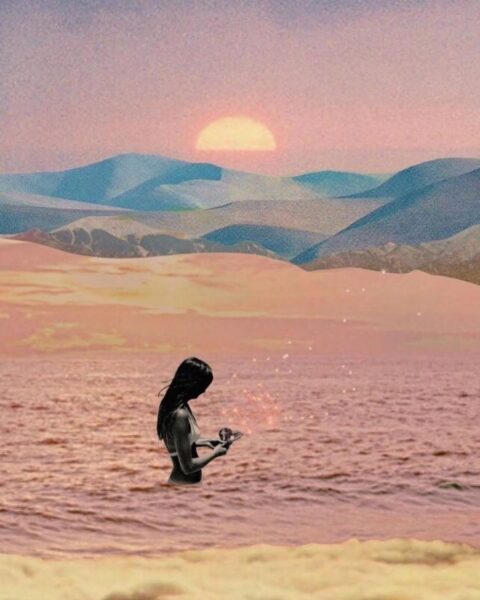 Mistyczny kolaż przedstawiający kobietę zanurzoną w wodzie, która trzyma w dłoniach świecący punkt, na tle różowego nieba, zachodzącego słońca i pasm górskich w pastelowych odcieniach.