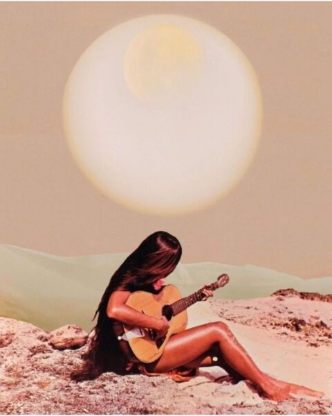 Artystyczny kolaż w stylu retro przedstawiający kobietę z długimi ciemnymi włosami grającą na gitarze na piaszczystym wzgórzu, w tle ogromne jasne słońce i łagodne wydmy; grafika inspirująca i nastrojowa, idealna jako kontekst dla tematu astrologia 2026.