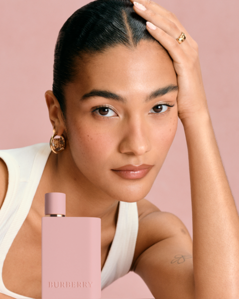 Burberry Beauty ma&nbsp;nową muzę. Olivia Dean zostaje twarzą zapachu Her Parfum na&nbsp;2026 rok