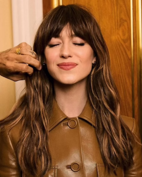 Daisy Edgar-Jones w skórzanej kurtce Gucci, prezentująca modny kolor włosów brązowe złoto z długą grzywką i naturalnie pofalowanymi pasmami w ciepłej tonacji.