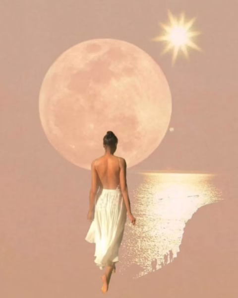 Artystyczna grafika w ciepłych, złotych tonach przedstawiająca sylwetkę kobiety stojącej na brzegu wody i wpatrującej się w gigantyczną, opalizującą planetę unoszącą się tuż nad horyzontem.