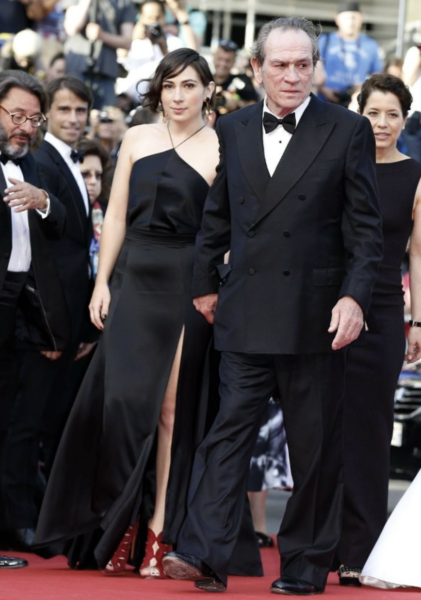 Para ubrana na czarno podczas premiery