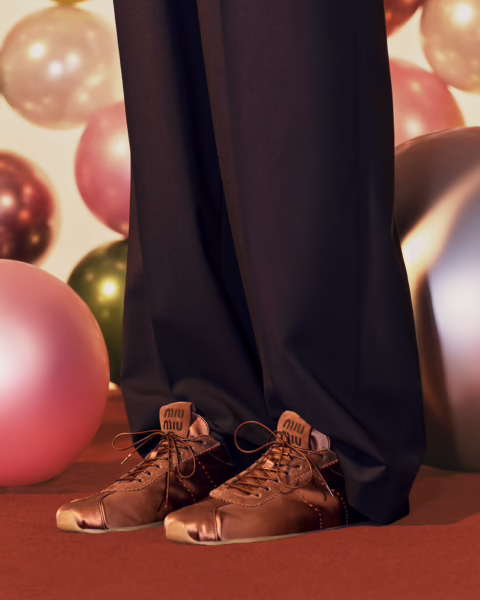 Metaliczne sneakersy z satyny w odcieniu różowego złota przyciągają uwagę subtelnym blaskiem i miękką linią. Satynowa powierzchnia nadaje im biżuteryjnego charakteru, zachowując jednocześnie wygodę noszenia. Takie modele idealnie wpisują się w trend najmodniejsze buty na 2026 rok.