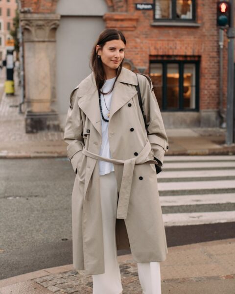 Jak nosić trencz wiosną 2026, żeby&nbsp;wyglądać nowocześnie, ale&nbsp;z&nbsp;nutą klasyki? Poradnik