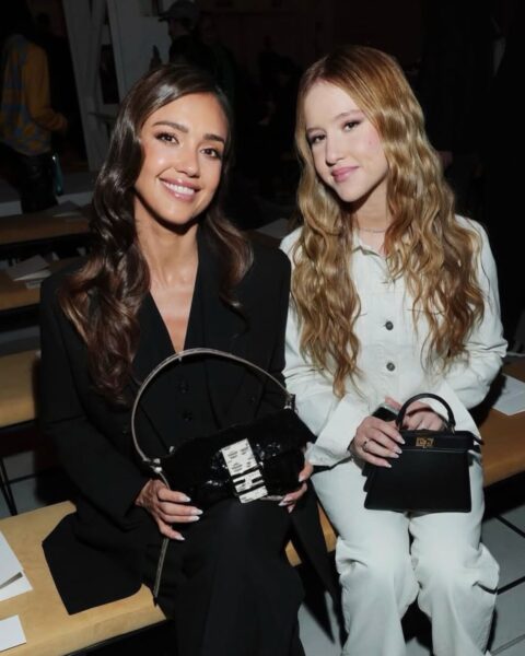 Jessica Alba i&nbsp;córka Haven na&nbsp;Milan Fashion Week – gwiazda lat 2000 pokazała wreszcie swoją latorośl