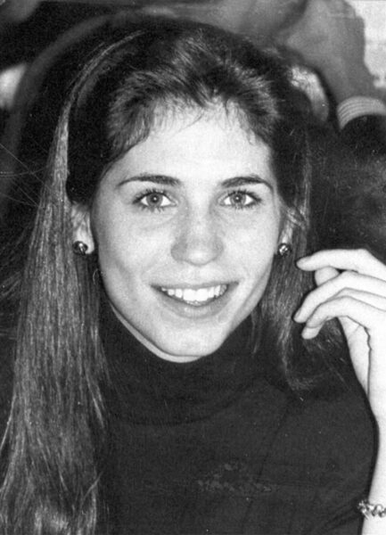 Czarno-białe archiwalne zdjęcie przedstawia uśmiechniętą Lauren Bessette, siostrę Carolyn Bessette-Kennedy, w swobodnym, prywatnym momencie. Fotografia pokazuje ją jako młodą, pewną siebie kobietę, zanim jej nazwisko na stałe połączono z tragedią z 1999 roku. To jedno z ujęć, które przypomina, że była kimś więcej niż „trzecią ofiarą” katastrofy – ambitną profesjonalistką i bliską siostrą Carolyn.