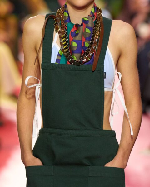 Modne fartuchy na&nbsp;wiosnę 2026 – z&nbsp;kuchni na&nbsp;salony jako najbardziej pożądany element stylizacji wiosennych